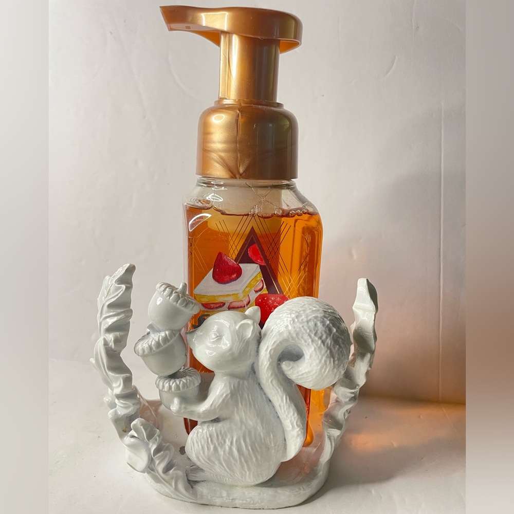 Bath & Body Works Squirrel Leaves Acorns Gentle Foaming Handtt Soap Holder w/Soa